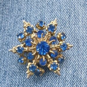 Light Gold Tone Starburst Pin Brooch Blue Glass Rhinestones Prong Set 1.5"